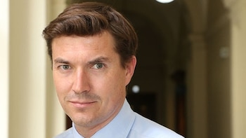 El diplomático británico James Roscoe dejó repentinamente su puesto en Washington