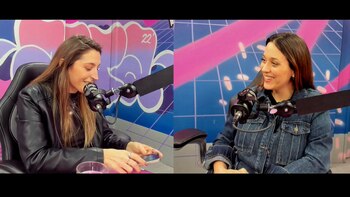 Castañeira muestra su teléfono celular