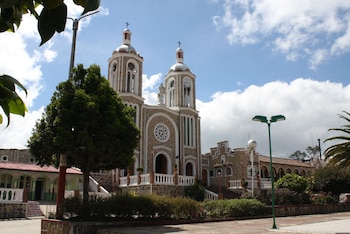 La única mujer detenida fue inmovilizada por un patrullero tras un forcejeo, mientras otro policía intentaba impedir la grabación de los hechos - crédito Gobernación de Boyacá