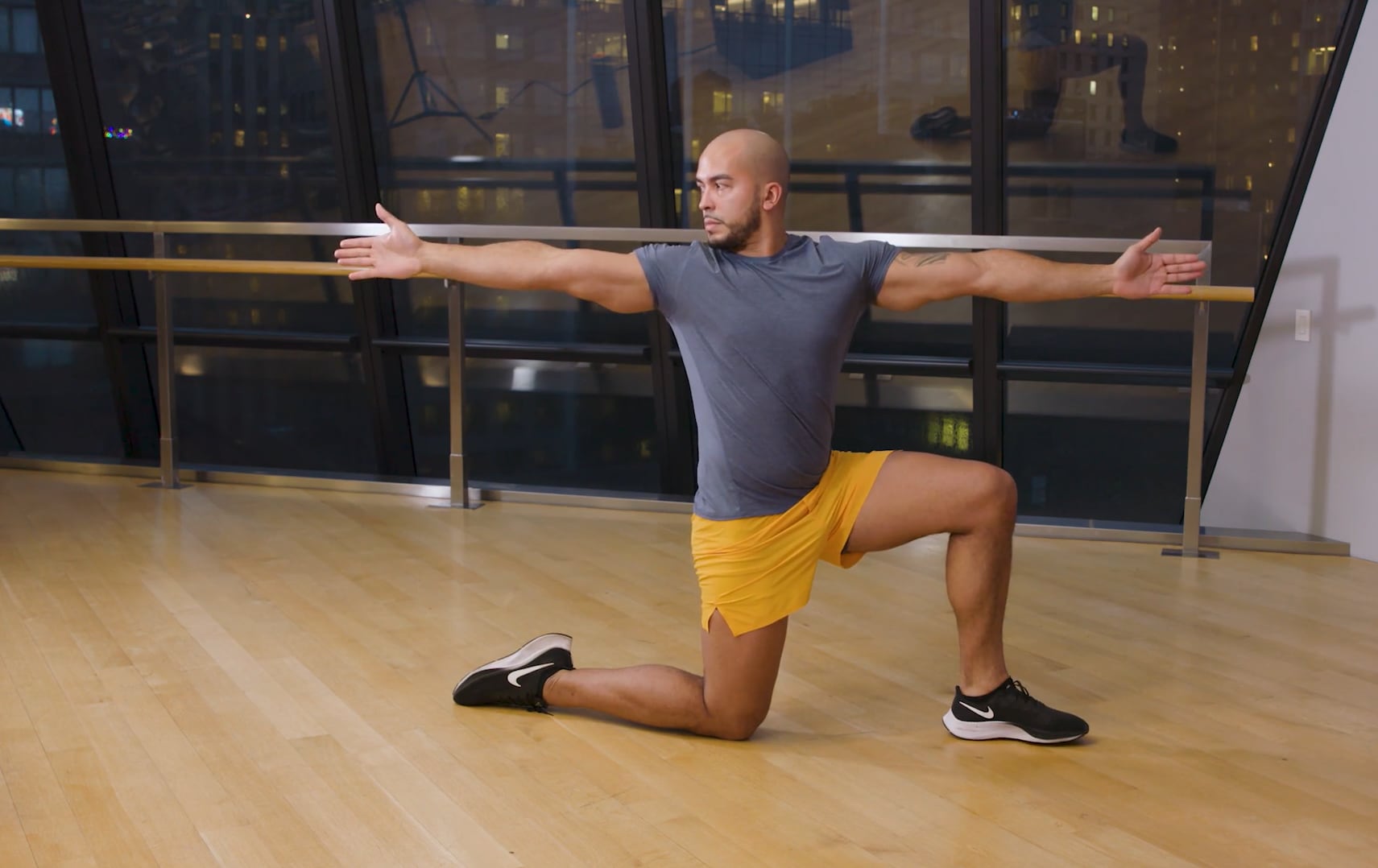 La rotación dorsal asistida resulta ideal para relajar la espalda al finalizar el día o preparar el cuerpo para actividades que requieren amplitud de movimiento (Men´s Health UK)