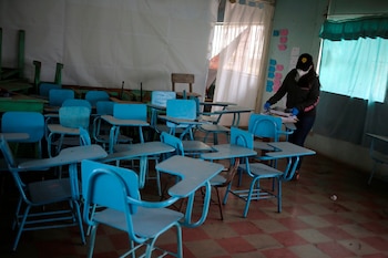 Fotografía que muestra a Ana Cristina González, maestra de la escuela "Salvador Corleto", mientras ordena unos libros, en la aldea de Zuntule, al oriente de Tegucigalpa (Honduras). EFE/ Gustavo Amador/Archivo