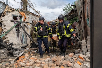 Rescatistas retiran un cuerpo de entre los escombros de una vivienda tras un ataque con drones ruso en Kharkiv, Ucrania (26 de julio de 2026, AP Photo/Andrii Marienko).