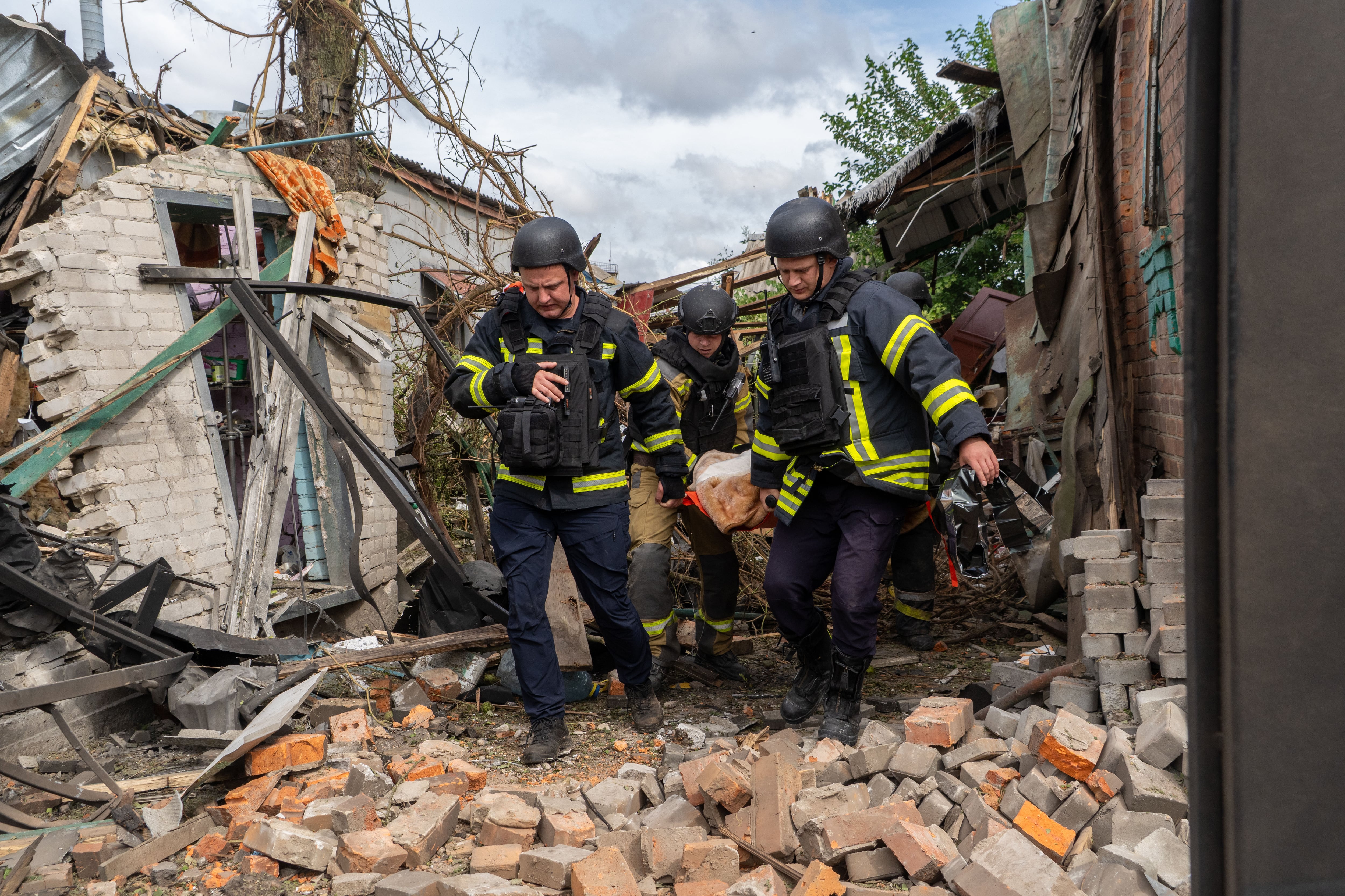 Rescatistas retiran un cuerpo de entre los escombros de una vivienda tras un ataque con drones ruso en Kharkiv, Ucrania (26 de julio de 2026, AP Photo/Andrii Marienko).