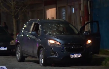 Camioneta baleada a la salida de un partido entre Nacional y Progreso en Montevideo (Captura Telemundo/Canal 12)