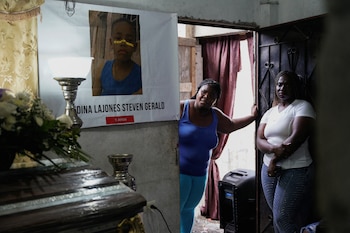 Familiares asisten al funeral de