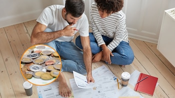 Inquilinos mirando facturas. (Pixabay)