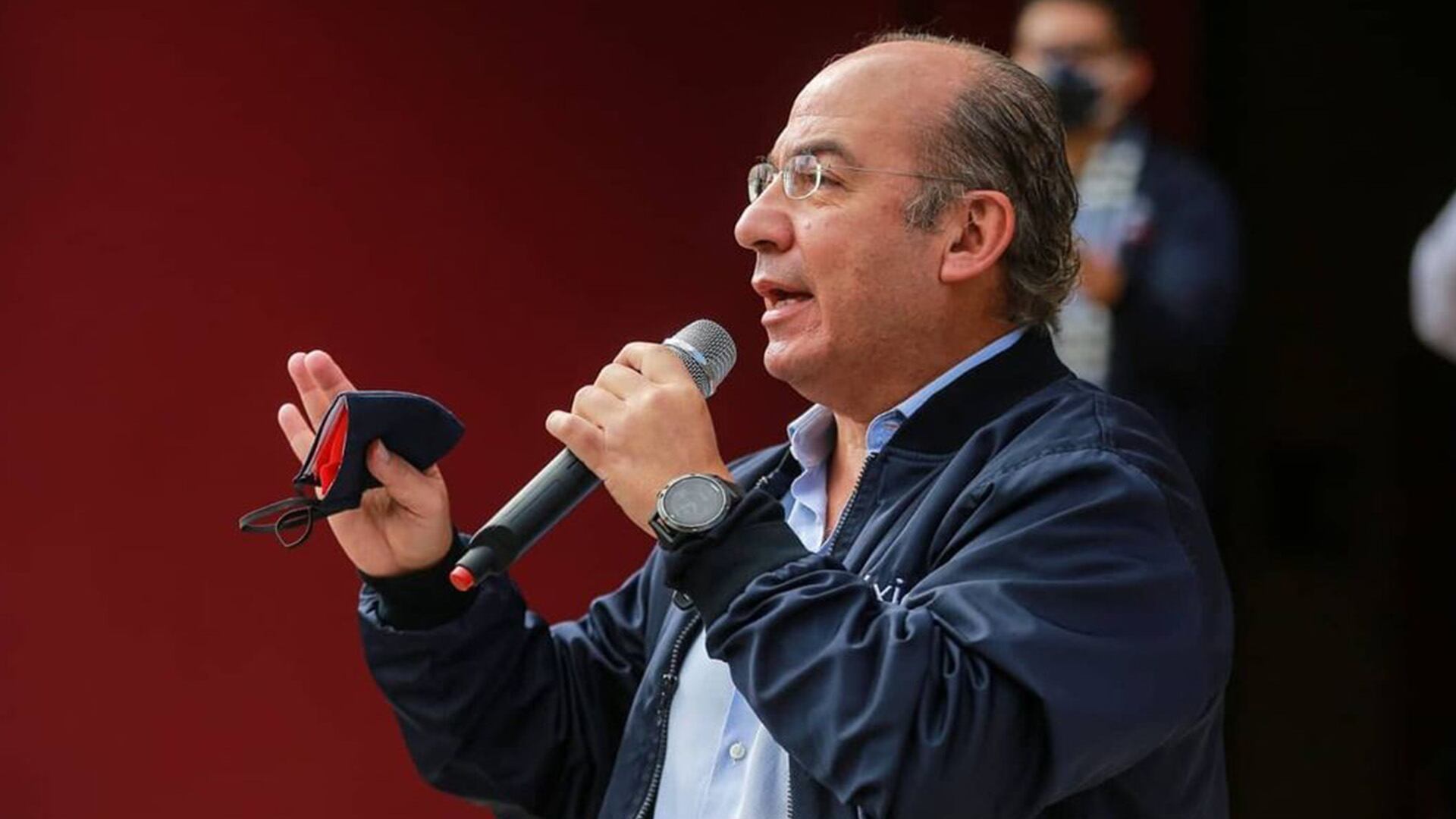 Manifestantes en Oviedo mostraron pancartas y consignas contra Felipe Calderón y otros exmandatarios conservadores.|Crédito: IG, felipecalderonhinojosa