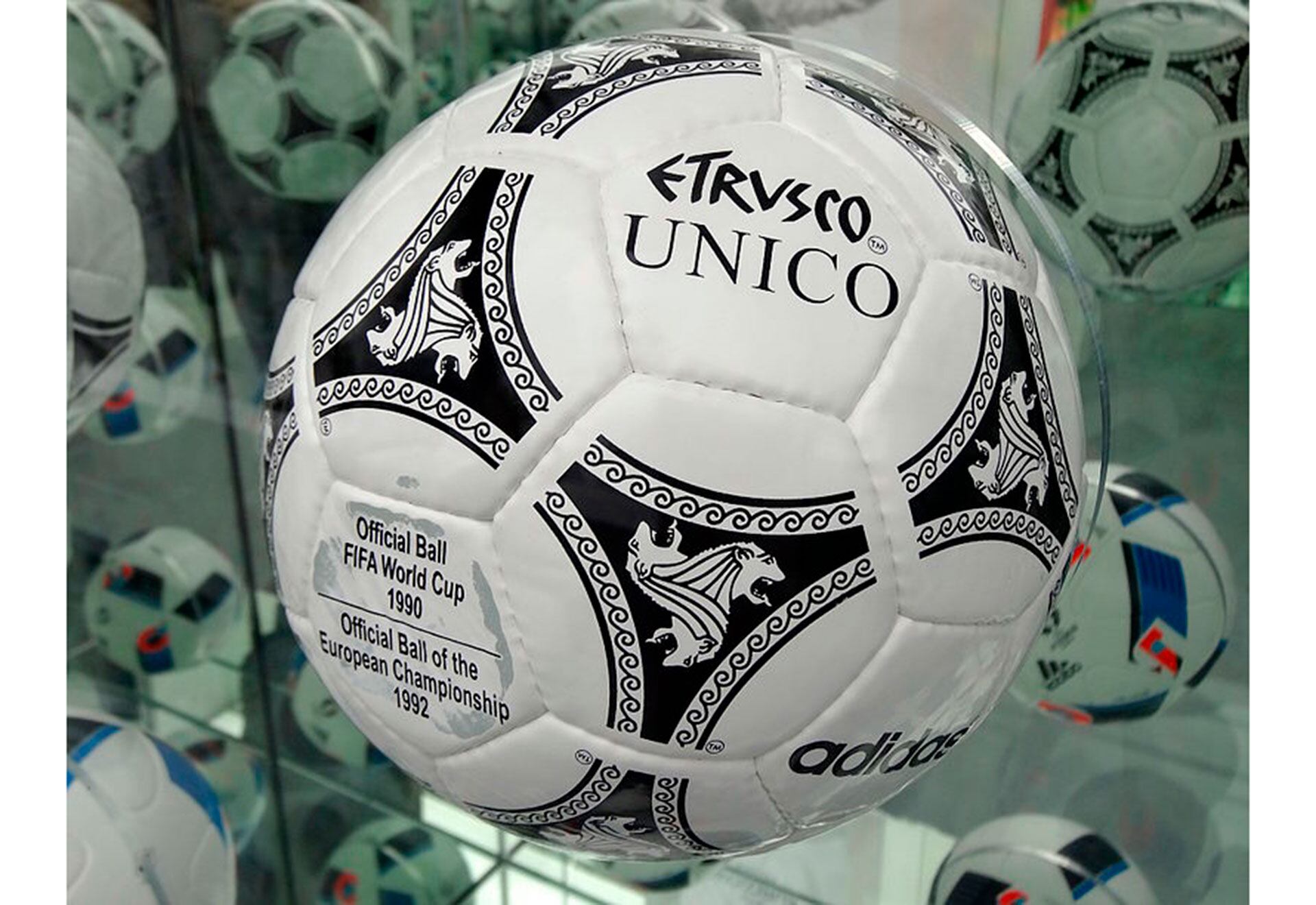 Fue más veloz por su capa interna de espuma negra de poliuretano. Incluía al león etrusco dentro de los triángulos