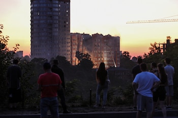 La gente mira un edificio