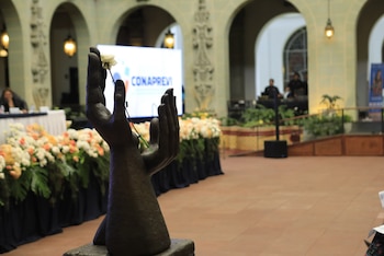 Una escultura de manos sosteniendo