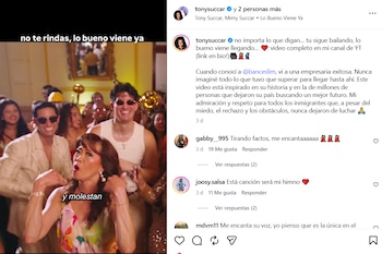 Mimy Succar cantando con micrófono, Tony Succar y personas bailando en un salón con instrumentos musicales de viento y textos superpuestos