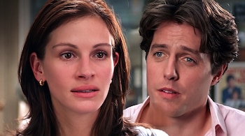 Primer plano de Julia Roberts y Hugh Grant mientras miran hacia adelante en un encuadre cerrado.
