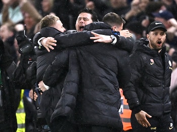 Mauricio Pochettino, entrenador del Chelsea, celebra después de que Cole Palmer anotara el cuarto tanto del equipo (REUTERS/Dylan Martinez)