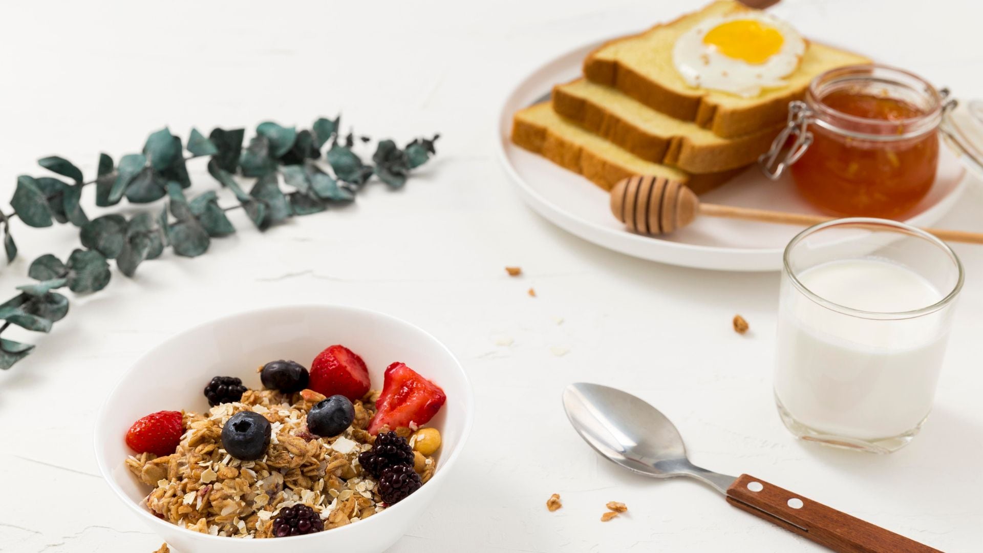 Un desayuno proteico puede obtenerse a partir de varios alimentos, incluso con alternativas para vegetarianos. / Freepick