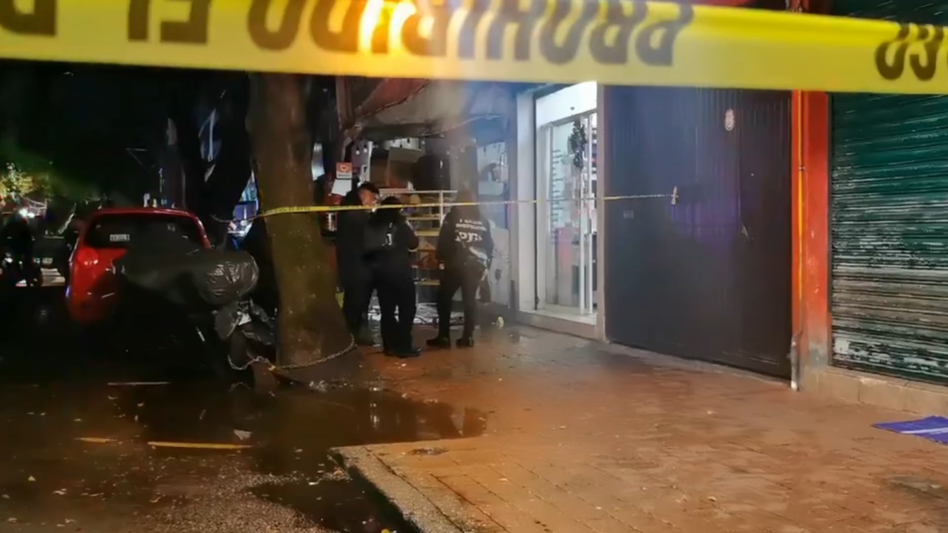 Elementos de investigación acordonan la zona tras el asesinato de un hombre dentro de una panadería en la alcaldía Miguel Hidalgo. (Nancy NLD)