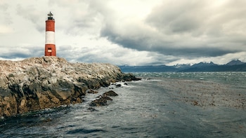 El faro Les Eclaireurs, sobre