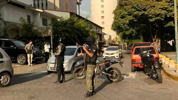 Oficiales con armas largas rodearon