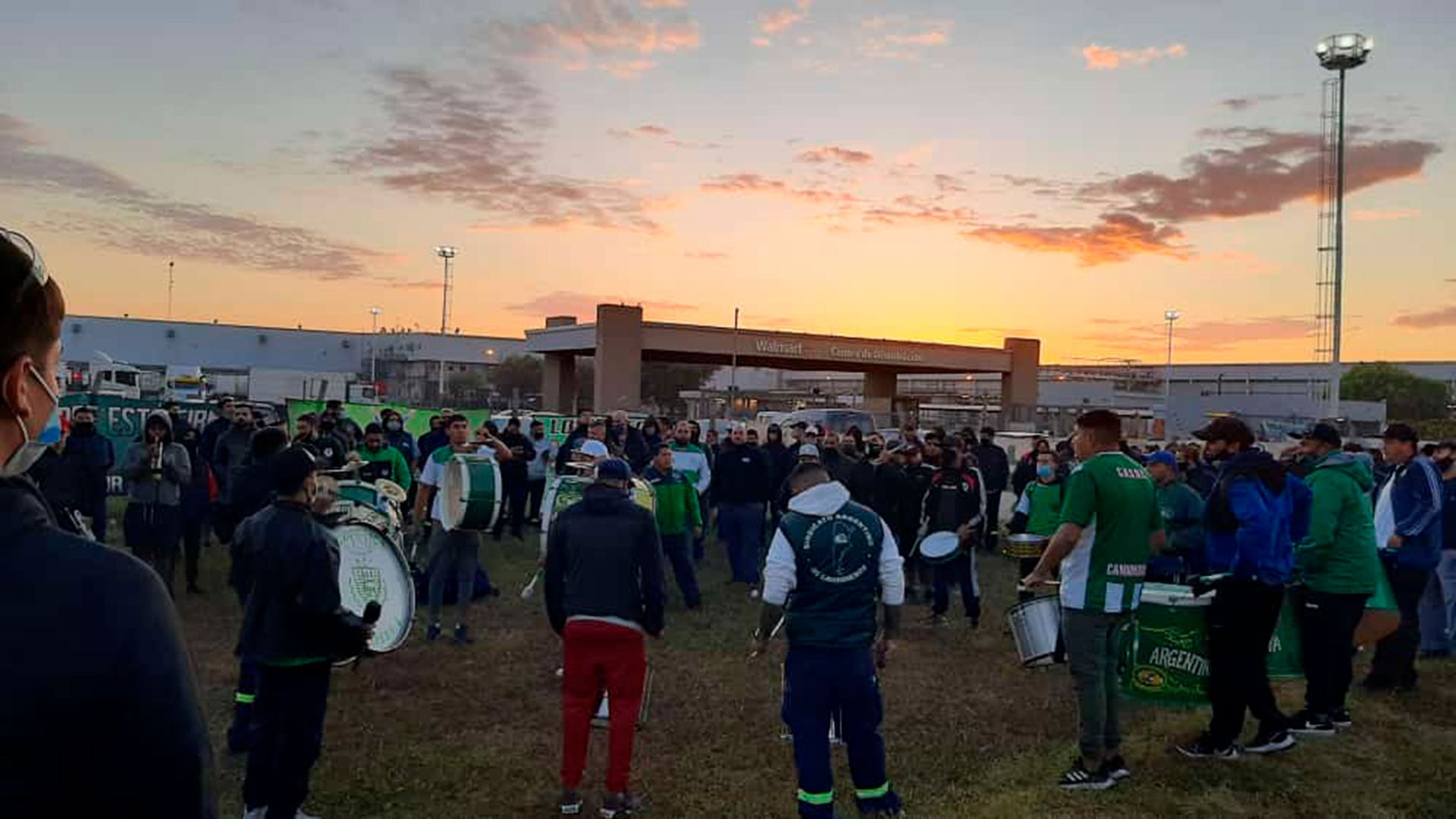 El Sindicato de Camioneros protesta ante el Centro de Distribución de Walmart en reclamo de la aplicación de la Ley Moyano