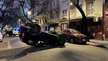 Viernes accidentado en la Ciudad de Buenos Aires: un auto volcó en Flores y otro chocó contra una columna