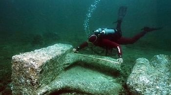 Más de 70 barcos de la Antigüedad yacen anclados junto a monedas y joyas en el fango submarino