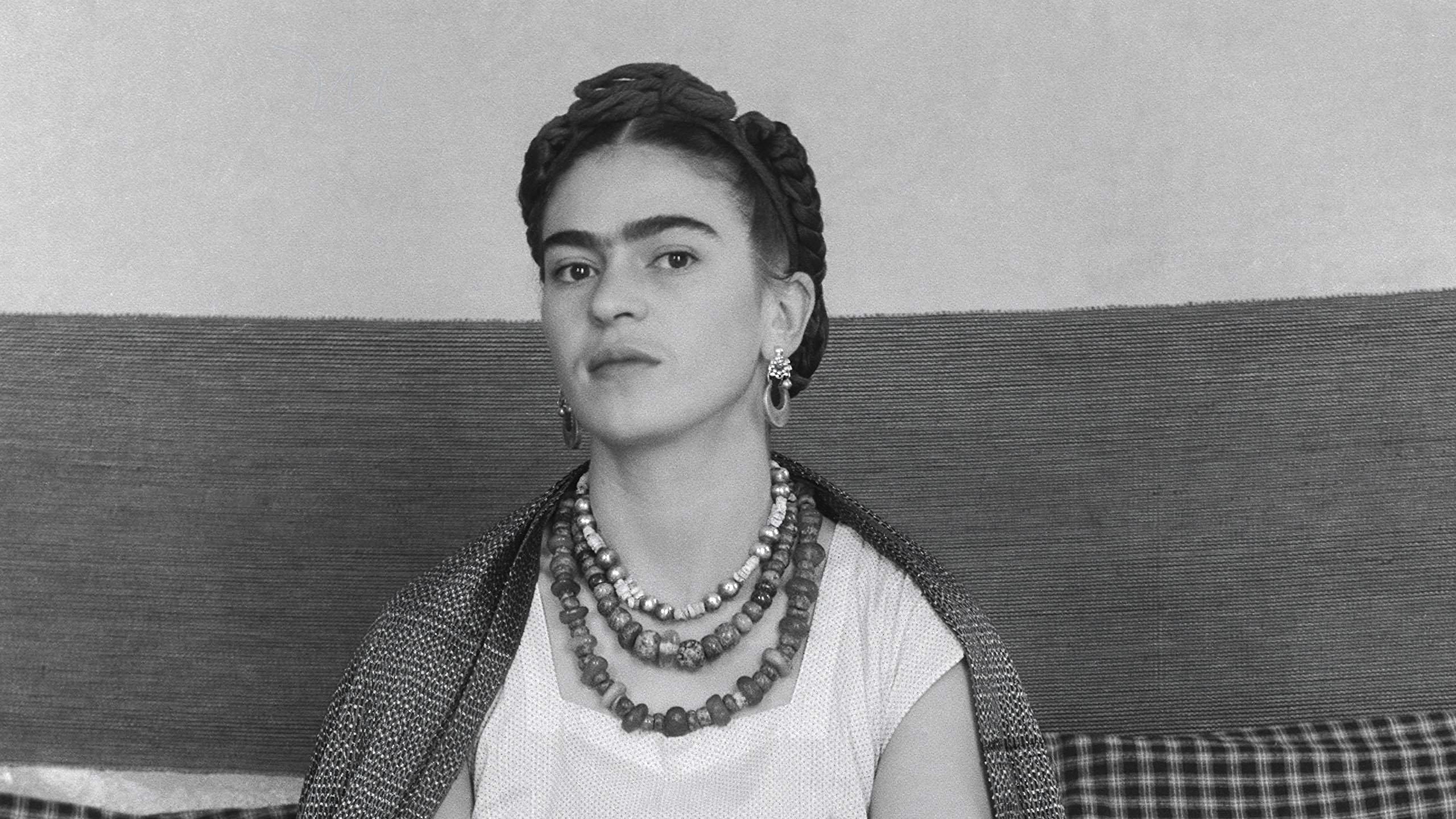 La baranda de hierro que atravesó a Frida Kahlo en septiembre de 1925 le provocó una herida penetrante en el abdomen y dañó el útero, según el historial clínico (Prime Video/Manuel Álvarez Bravo)