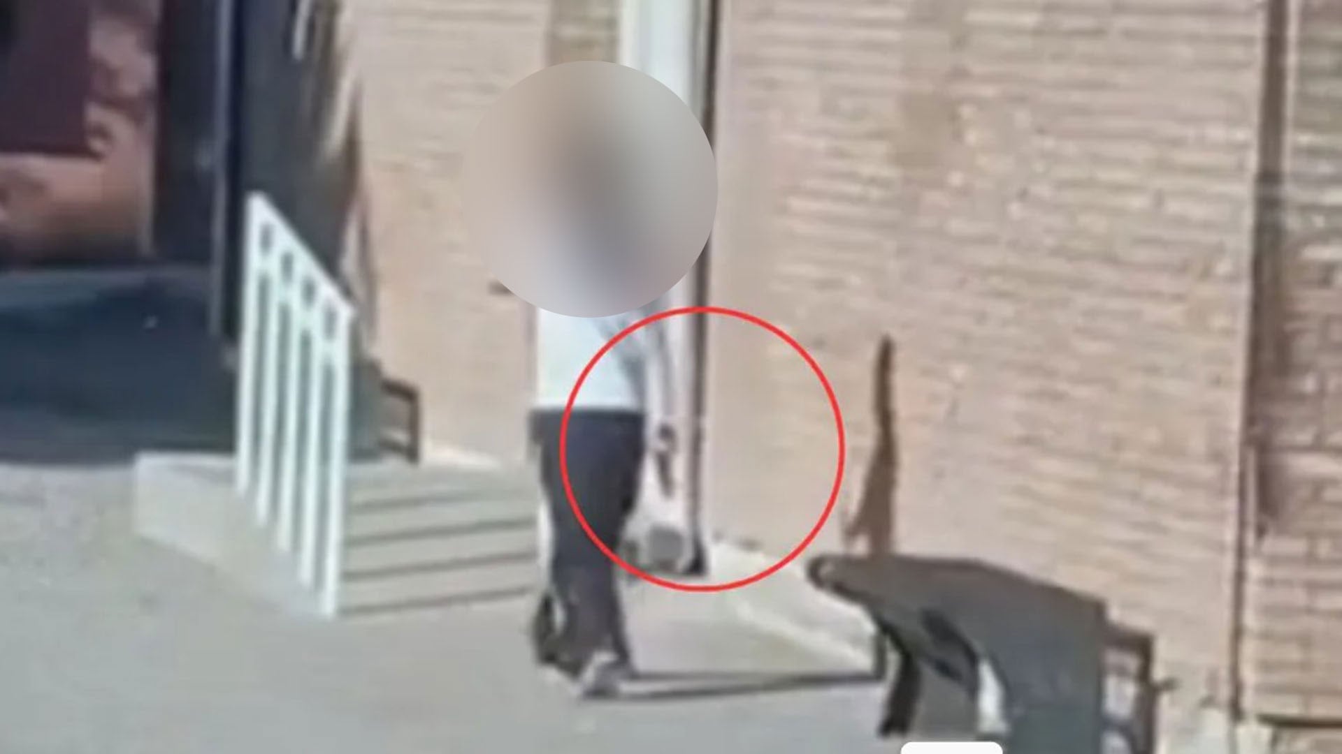 Uno de los momentos, en los que lograron captar a la menor armada