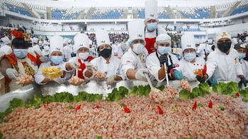 El ceviche más grande del mundo de 9 toneladas fue preparado por 500 chefs peruanos en el Callao. (Foto: Andina)