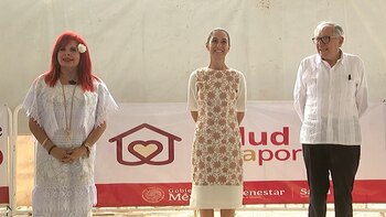 La presidenta Claudia Sheinbaum (centro)