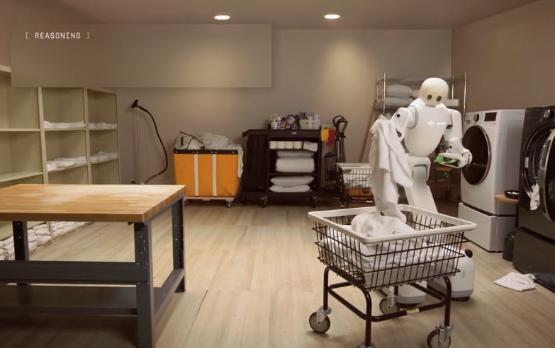 Aunque posee un torso de apariencia humana y una altura similar a la de un adulto, el robot no camina sobre dos piernas. (Dyna Robotics)