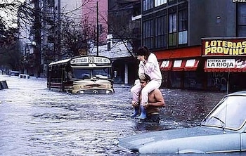Un hombre, con el agua