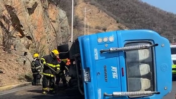 Se volcó bus de servicio