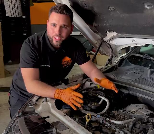 El mecánico muestra el motor de un Land Rover. (TikTok / @talleresebenezer)