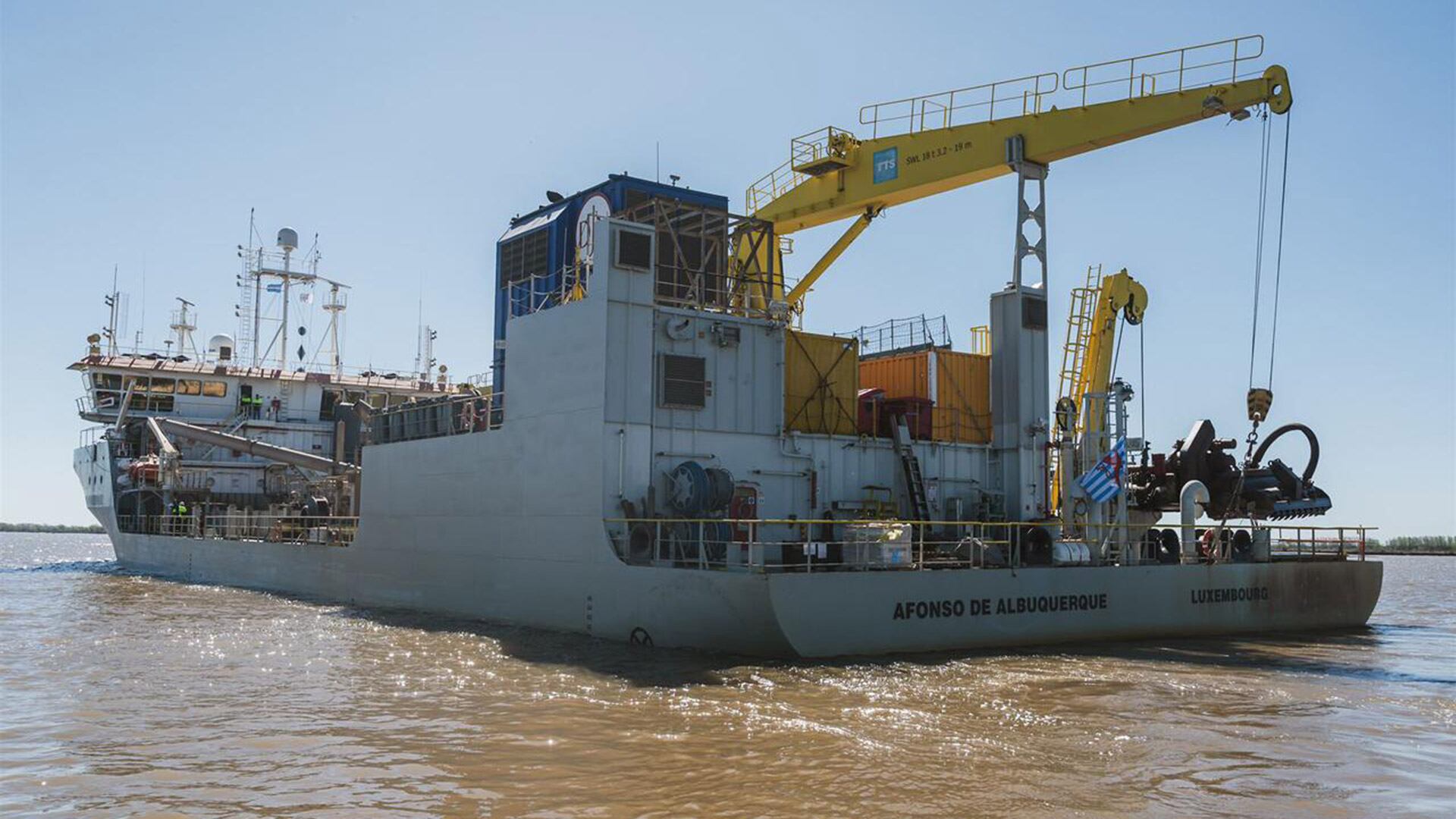 La draga Afonso de Albuquerque, operada por Jan de Nul, recorre el corredor fluvial entre Timbúes y Punta Indio, realizando hasta doce ciclos diarios para mantener el canal de exportación más estratégico del país
