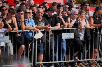 La gente se agolpa afuera