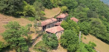 Vive en una cabaña en el bosque con 93 años y no tiene electricidad. (YouTube/@hilux_aventura)