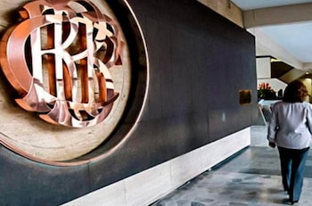 La estabilidad del tipo de cambio y de los precios se explica, en buena parte, por la acción del Banco Central de Reserva del Perú.