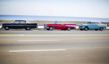 FOTO DE ARCHIVO: Autos estacionados