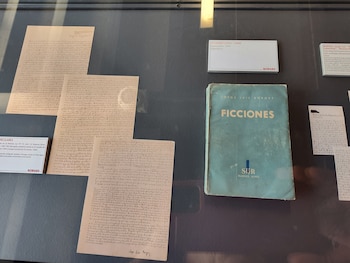 Alejandro Vaccaro presenta "Borges, años de esplendor literario" en una muestra de manuscritos