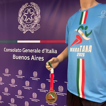 La remera que se usará en esta edición 2026, junto a la medalla