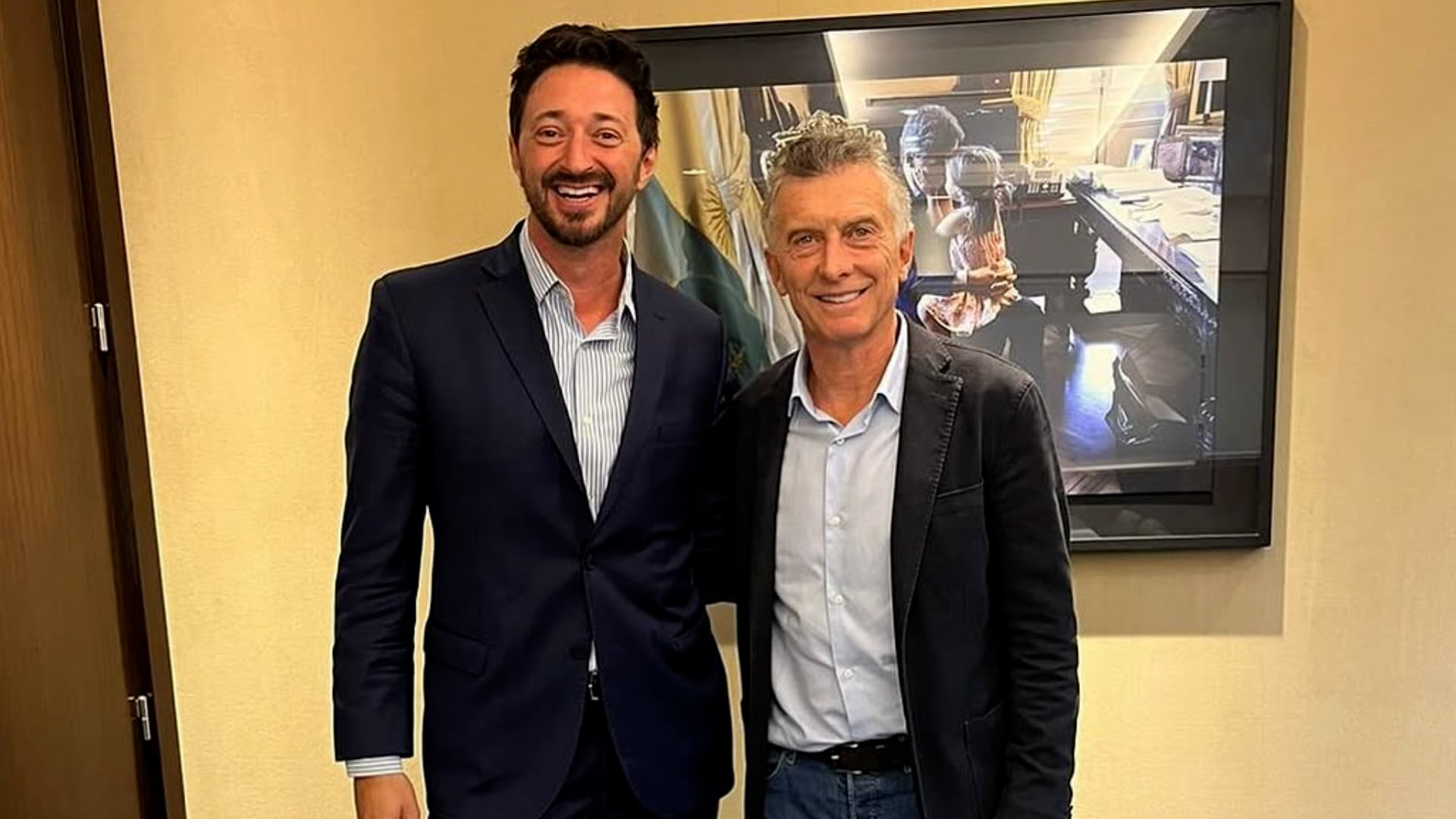 El diputado Martín Yeza sonríe junto a Mauricio Macri