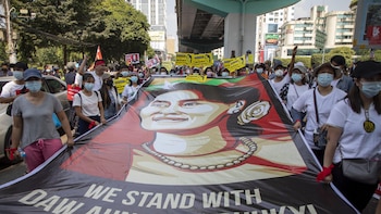 La junta birmana concede una amnistía a más de 1.500 presos y reduce la pena de la Premio Nobel Suu Kyi