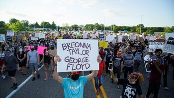 Protestas el jueves en Minneapolis. REUTERS/Lawrence Bryant