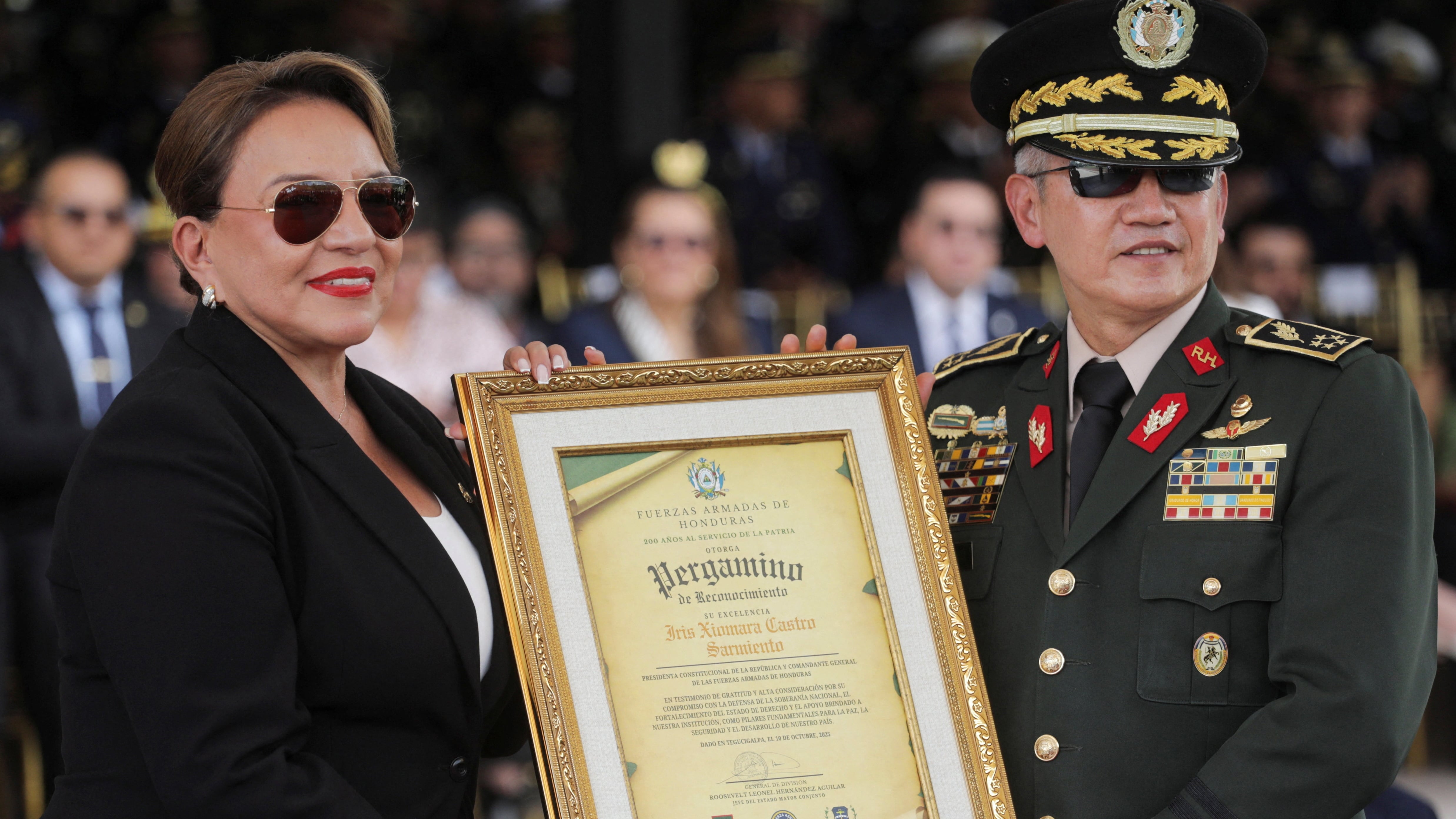 La ex presidenta de Honduras, Xiomara Castro, junto a Roosevelt Hernández, que era su ministro de Defensa (Reuters)
