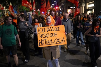 09/10/2026 Cientos de personas durante una concentración organizada por el Sindicat de Llogateres, el Sindicat d'Habitatge Socialista de Catalunya y la Coshac 'Per l'Olga i la Maricarmen: El negoci de l'habitatge mata!', a 9 de octubre de 2026, en Barcelona, Catalunya (España).
POLITICA
Lorena Sopêna - Europa Press