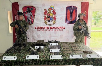 La autoridades incautaron tres fusiles, tres pistolas, proveedores y abundante munición de distintos calibres durante el procedimiento - crédito prensa Fuerzas Militares