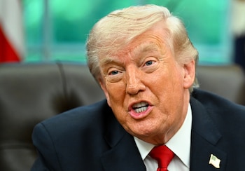 Donald Trump propone suspender el impuesto federal a la gasolina en Estados Unidos ante el aumento histórico del precio de los combustibles (EFE/Graeme Sloan / POOL)