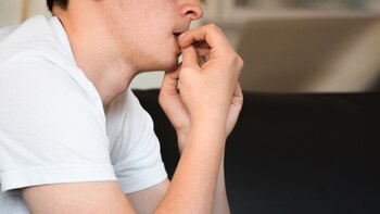 Una persona se muerde las