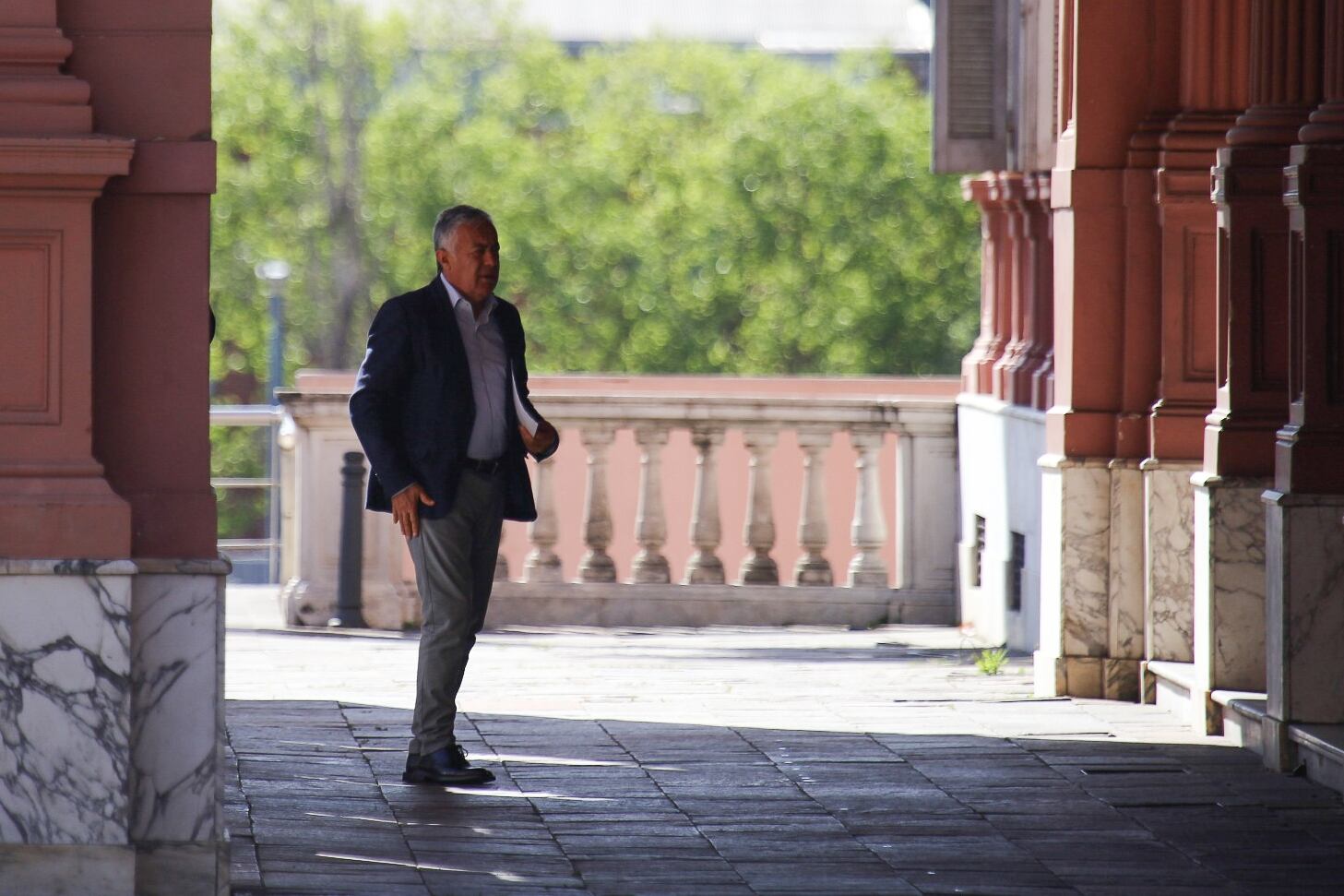 El gobernador de Mendoza, Alfredo Cornejo, en su ingreso a la Casa Rosada para la reunión del Consejo de Mayo. Fotografía: RS Fotos