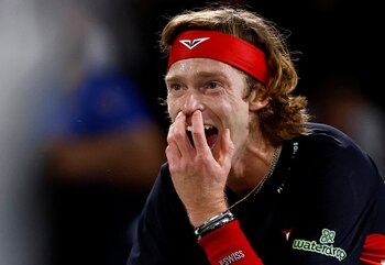 Andrey Rublev desesperado en París.