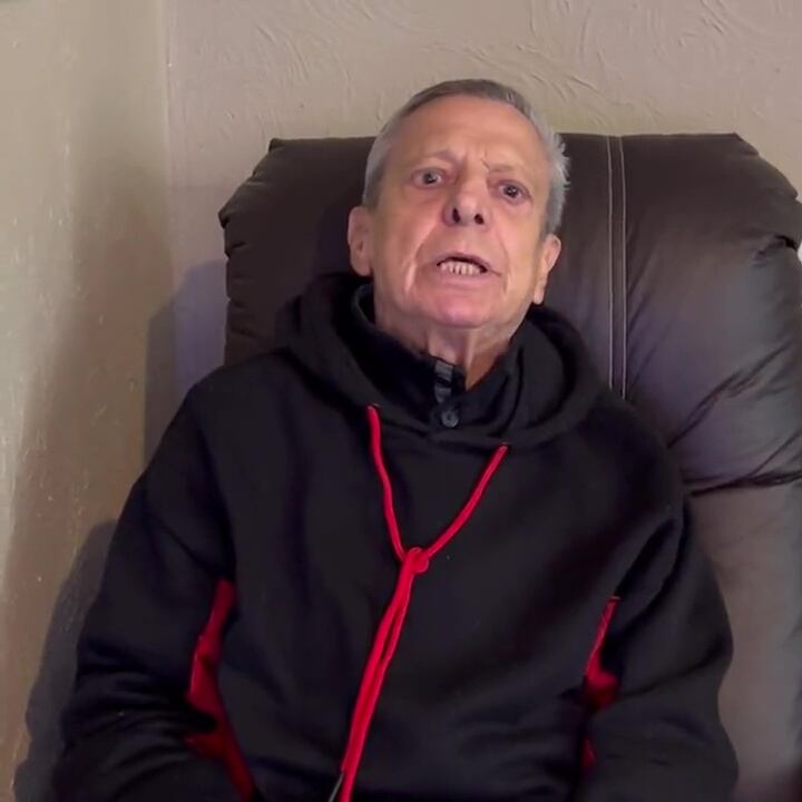 El actor César Bono relata cómo un accidente doméstico intensificó sus dolores físicos pese a seguir en escena (Foto: X/@cesarbono)